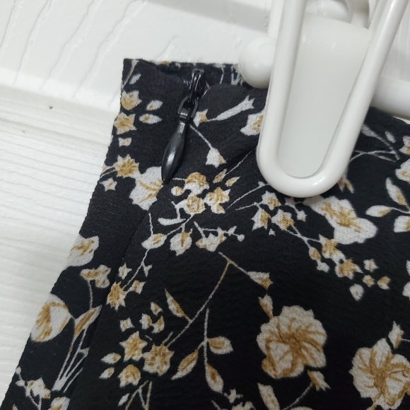 🐸$2🐸Mini Skirt - Picture 3 of 4